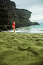 夏威夷-绿色沙滩：绿色沙滩也叫帕帕科立海滩位于美国夏威夷，由于沙滩含有大量的橄榄石矿物，沙滩呈橄榄绿色，受到了世界的关注，也正是由于它奇特的颜色而引起了科学界的广泛研究。是世界上仅有的两个绿色海滩之一。夏威夷大岛上，让人有种海边草地的美丽错觉。