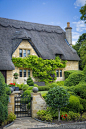 茅草屋顶的小屋在奇平坎普登，格洛斯特郡，英国。