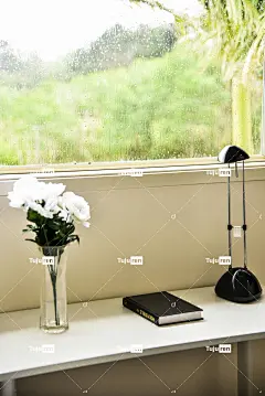 透明玻璃花瓶中的白玫瑰花
