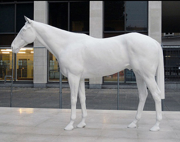 艺术家markwallinger的白马雕塑