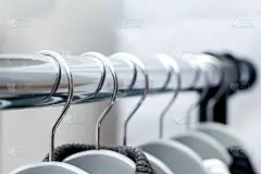 挂在浅色背景上的白色衣架