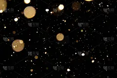 小白雪花从夜空飘落。冬天的雪在黑色的背景上。神奇的夜晚