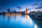 蓝天下的伦敦建筑湖面夜景摄影图片