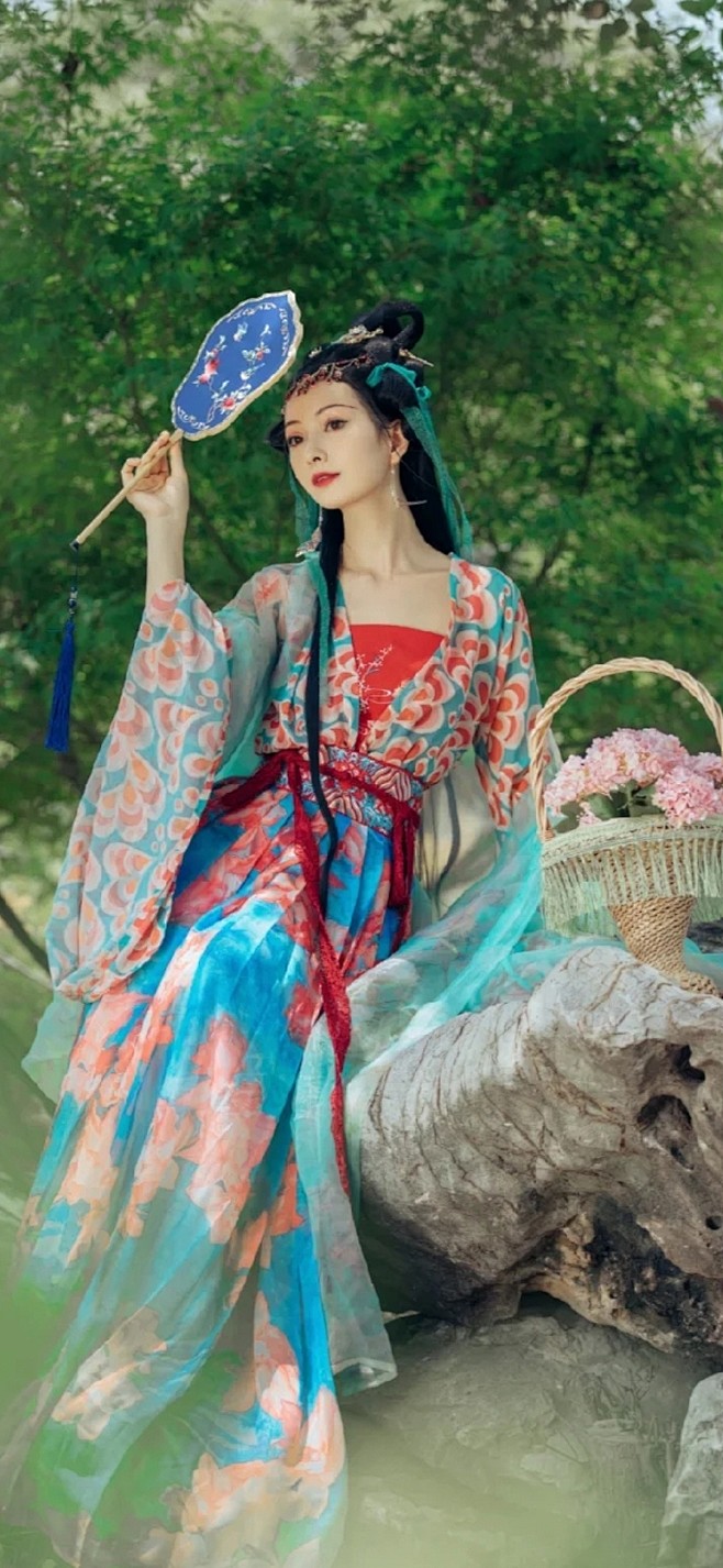 提花仙子
采集@别致的七
cr：美人赋