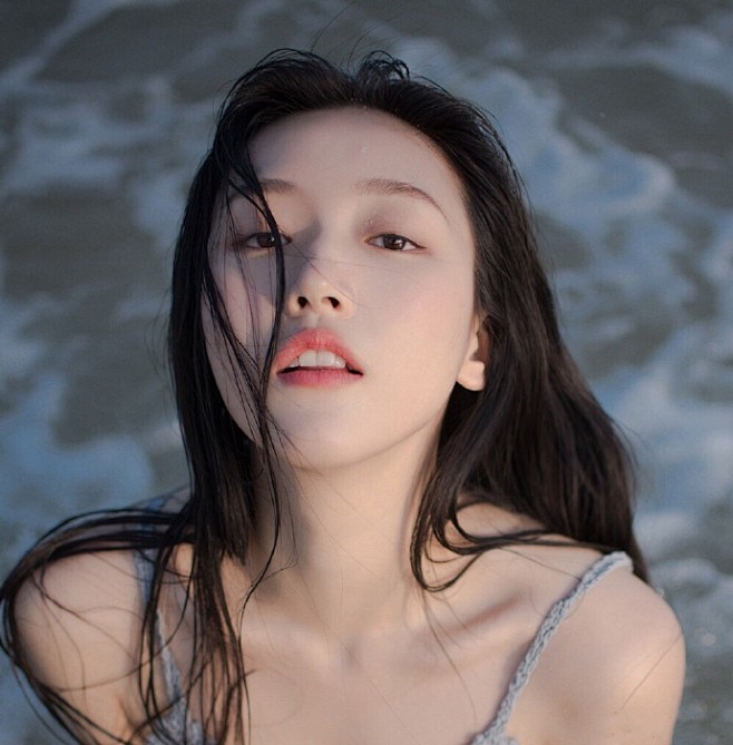 海水很咸，小姐姐很甜~