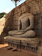 著名的一块岩石3尊佛像的伽尔寺（Gal Vihara）就在一片空旷的地区，这里也是斯里兰卡最大的古寺院之一。

来到一个陡峭的岩石壁前，原本露天的三尊大佛现在有了遮风挡雨的顶棚，眼前这一组分别为坐姿、卧姿和立姿的巨型佛造像，完全在一块花岗岩石头的表面上雕刻完成，不仅让人心生赞叹,波隆纳鲁瓦时期的典型作品，确实是世上罕见的杰作。,离离原137