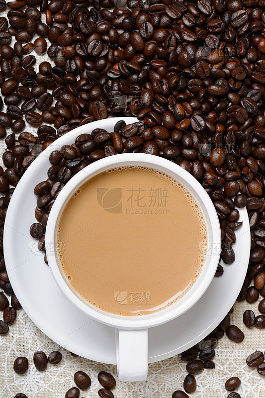 顶视图的热咖啡杯和豆
