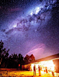 [永恒的爱情] 这也许是史上最震撼的一张婚照——漫天星空做背景，来自墨尔本的摄影师Lakshal用单一的71秒曝光，甚至捕捉到了遥远恒星的微弱光亮。照片拍摄于澳大利亚新南威尔士州德尼利昆的一个农场，新郎新娘在这里工作和生活。浩渺的星空一如永恒的爱情，总是让人感动。