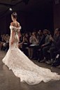 Inbal Dror Bridal Fall 2016， 来自以色列设计师的高定品牌。这一季，优雅的结构设计着实让人出乎意料,设计师以曼哈顿为灵感，剪裁呈现“fit of an uptown girl with a downtown sensibility”。走出泡沫化的新娘礼服版型，轻便而性感，自我而率性。
嫁日新娘 国际名品礼服集成店