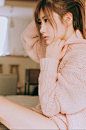 红色毛衣女孩