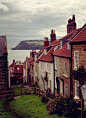 Robin Hood’s Bay, Yorkshire, England (by Howard Somerville)。英国约克郡北罗宾汉湾。罗宾汉湾并非传说中的罗宾汉的活动区域，罗宾汉的出没地区相传是在英格兰中部的诺丁汉森林地区。罗宾汉湾的得名是因为这里的海滩历史上是众多海盗、走私犯的卸货区域。劫富济贫的侠盗，大概走私犯们就是这么看自己的吧。小镇唯一的一条主街道交新路，从老镇区的一座悬崖顶端急转直下，一直延伸到海边。新路的对面是弥补的铺满鹅卵石的小路，幽静的小巷和你认为小到不可能的房屋。 #美景# #英