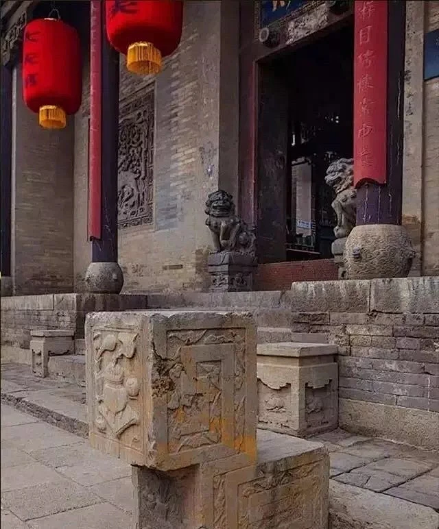 门当户对 门当 | 是置于门口的一对石墩或石鼓； 户对 | 则是大门顶部装饰门框的门簪。 -花瓣网