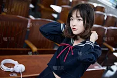 穿着校服的亚洲女学生