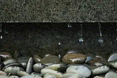 水滴小石子摄影图片