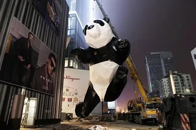 成都IFS熊猫和它背后的艺术家 : 说到成都的地标，很多人会第一反应想到位于太古里IFS的“爬墙熊猫”，然而很少有人知道它的创作者是谁 ...