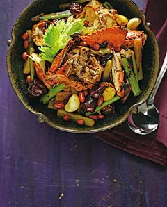 [家常香辣蟹] 食材：梭子蟹6只、大葱1根、老姜20g、蒜15瓣、莴笋100g、炸花生50g、西芹100g调料：花椒15g、干灯笼椒30g、红油豆豉辣酱2汤匙（30g）、生抽2汤匙（30ml）、白砂糖1汤匙（15g）、料酒2汤匙（30ml）、油30ml