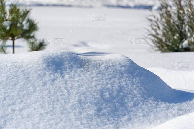 美丽的雪白质感雪花有各种各样的形式，主要有盘子、针头、柱子和霜冻。因为它堆积在雪盖里，所以它可以把飘