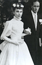 1954年9月25日，赫本甜蜜的嫁给了演员梅尔-费勒。赫本在她第一次结婚时穿着的婚纱是由纪梵希设计的一件白色蝉翼纱面料的高领短款礼裙，上衣前开扣，七分灯笼袖，裙子是斜裁的，腰部用同面料的腰带束紧。赫本头戴玫瑰花环，宛若一个翩翩而至的仙子，幸福地嫁给了梅尔。