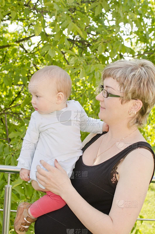 女人,女儿,婴儿,垂直画幅,父母,腹腔,白人,新生活,母亲,成年的