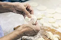 饺子。厨师的手上有卷心菜馅的面团