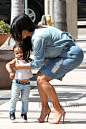当地时间8月22日，金·卡戴珊 (Kim Kardashian) 带着的女儿在San Diego出街，1岁多North West咿呀学步很有爱