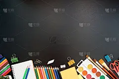 文具设置为黑色背景。学校用品俯视图为广告和促销项目。返校理念