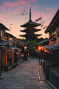 Ninen-zaka and San’nen-zaka approaches, Kyoto, Japan(by Leslie Taylor)。日本京都三年坂(产宁坂)。位于清水寺附近的清水坂、二年坂和产宁坂是三条历史保护街区。三年坂建造于大同3年（808），连结清水坂与二年坂。由于这段坡道是通往祈求平安生产的子安塔（泰产寺）的参道，且日文读法中的生产平安“产宁”和“三年”发音接近，因此三年坂也被称为产宁坂。两旁房舍多半是江户时期的町屋木造房子，沿途商家多半贩卖清水烧、京都特产古风瓷品店以及古意盎然的饮食店