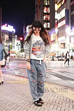 【图】炎热夏日里的“提神良药”！海报时尚网日本街拍之古着聚集地原宿篇240期：简装花样依旧足，混搭也要够清凉_第5页_日本街拍_海报时尚网