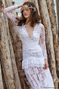 来自希腊的婚纱品牌Christos Costarellos 2016新款婚纱系列LookBook，本季系列品牌主打两件式婚纱设计，设计灵感源自波西米亚风格，海边的复古浪漫与优雅格调。