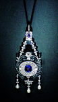 #情迷古董珠宝#深邃的蓝色之恋，卡地亚吊坠式胸针，1912年制作。工艺：用铂金制作，镶嵌钻石、珍珠和水晶，以及两颗分别重13.60克拉和1.90克拉的弧面蓝宝石。尺寸：11.7 x 4.61厘米。