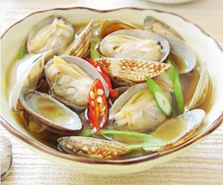 【豆酱蛤蜊汤】
1、将蛤蜊外壳上的杂质冲...