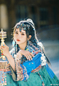 组图：杨超越曝民族风写真 俏皮可爱灵气十足 : 新浪娱乐讯 杨超越在微博曝光一组最新的民族风写真，图中的杨超越身着蓝色民族服饰，