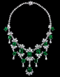 祖母绿被誉为绿宝石之王，在古罗马时代，它代表最昂贵的宝石，是爱与美的颜色。祖母绿稀有的颜色来自两种微量元素：铬与钒，也因为其比例的不同，祖母绿能呈现多种风情，色系从浅绿到青绿、浓绿，淡的脱俗，浓的奢华，总是隐隐带着神秘高贵气息。英国高级珠宝品牌David Morris设计的祖母绿首饰拥有独一无二的复古气质，祖母绿静谧的气息会让人内心安宁与平静。 