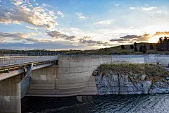 公路上的金达比恩大坝墙与山的背景