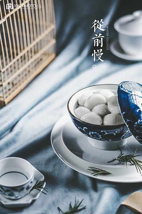 从前的日色变得慢
车，马，邮件都慢
一生...