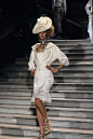 嗑颜bot超话 Christian Dior Spring 1998 Couture

海盗爷期的迪奥 是神级的

之前发过这组，这次的图更多一些 ​​​​