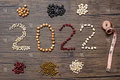 2022年新年用有机豆;红的，黑的，白的，绿的，鹰嘴豆和阿德利放在桌子上。目标、健康、动力、决心、减