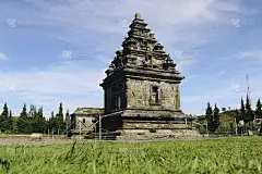 当地游客参观迪昂高原的阿诸那寺庙建筑群。
