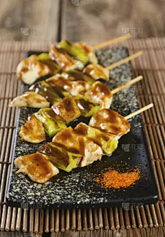 日式烧鸡,日本食品,日本青酒,烧烤鸡,煎鸡肉,韭,餐具,垂直画幅,格子烤肉,无人