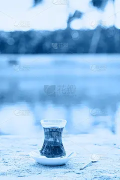 户外的热土耳其茶。土耳其茶与土耳其传统文化理念，色调为古典蓝色
