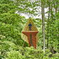 该团队是由20名日本木匠组成，他们共同创造了这个观景小屋。该小屋的外观就像一个小鸟，再根据noma bar团队遵循的概念导向，最终将一个纸上平面图付诸实际，变成了一个真正的三味树屋。由于该树屋所在的公园位置比较特殊，因此游客们在远处很可能认为它只是一只小鸟。最初，人们也可能认为它是林中的一片叶子，但只要进入树屋内部，便可以像一个小鸟一样俯瞰整个Asama山脉，这是一个活火山，位于日本中部，横穿整个场地存在。