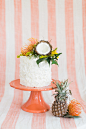 热带风情婚礼蛋糕，呼啦呼啦甜蜜热情的诱惑！+来自：婚礼时光——关注婚礼的一切，分享最美好的时光。#热带风情婚礼蛋糕# #叶子#