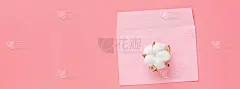 粉红色的信封和棉花花。平铺，俯视图，模型，模板，复制空间。2月14日庆祝活动的最小抽象作品