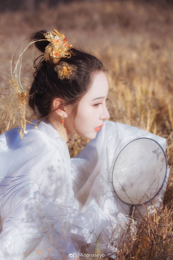 这一世她白衣而来
舍身渡我两仪之惑
人间...