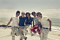 单向乐队（One Direction)是一支来自英国的男子乐队组合。成员包括：Zayn Malik，Liam Payne，Niall Horan，Louis Tomlinson和Harry Styles。五位成员的平均年龄都在19岁左右，他们最小的18，最大的20岁。这五个年轻帅气的小伙子通过英国一档著名选秀节目The x-factor（英国偶像）脱颖而出。之后签约唱片公司Syco Music。@YongQu