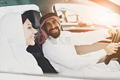 阿拉伯人在汽车经销商。丈夫和妻子正在试驾新车。
