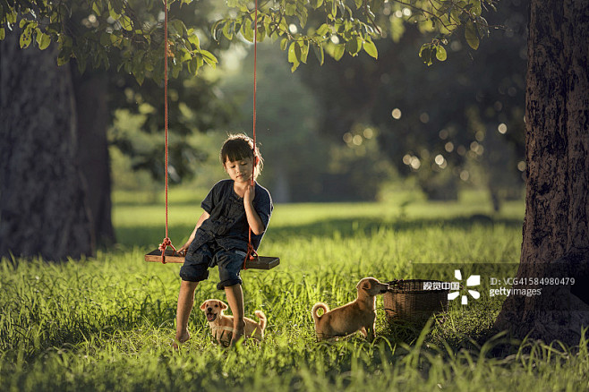 cutegirlissleepingontheswings创意图片