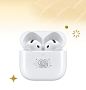 支持主动降噪的白色 AirPods 4 蛇年特别款，展示外露的扬声器孔，打开的充电盒上镌刻着特别设计的蛇年图案。设备周围点缀着星星、圆点、烟花和金色鳞片图案。