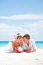 weddings in maldives : cuddles