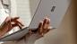 一位女性在 Surface Laptop 3 上打字